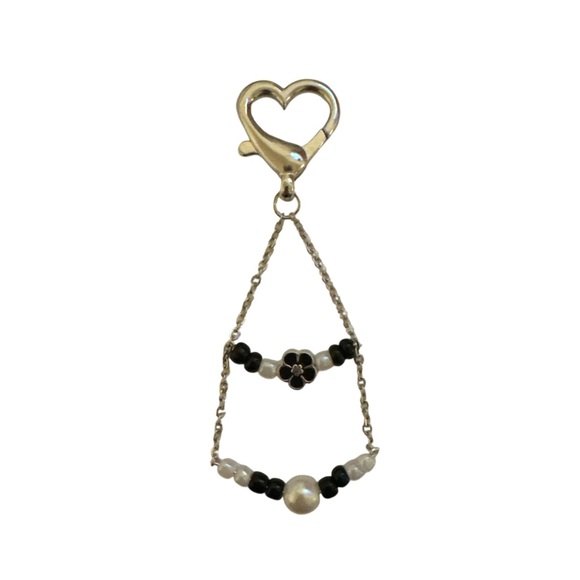 BLACK & WHITE PEARL & FLOWER KEYCHAIN - Picture 2 of 2